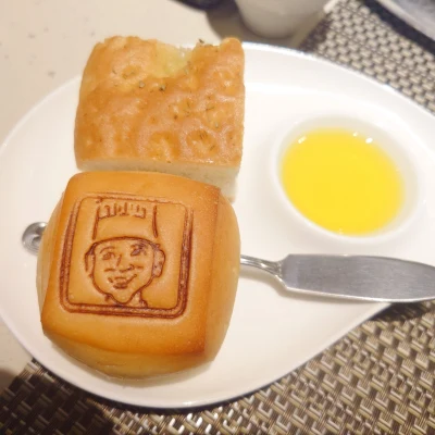 グランドエクシブ軽井沢名物の「シェフの顔パン」とフォカッチャ、オリーブオイル（新政No.6と合わせるパン皿）