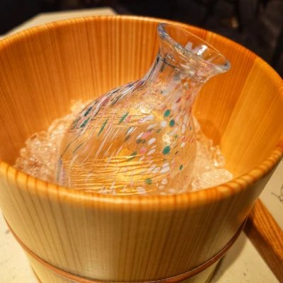 ルッチコーレで提供された新政の徳利（氷を張った木桶に冷やされたガラス徳利、花木鳥から取り寄せ）