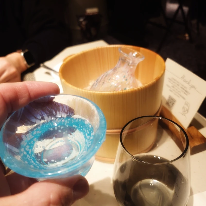 ルッチコーレで新政No.6を味わう瞬間（涼しげなガラスの盃と氷桶の徳利、テーブル上の余韻）