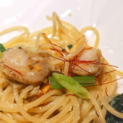 ルッチコーレのパスタ「カルボナーラ」　ホタテと糸唐辛子を添えた一皿のアップ