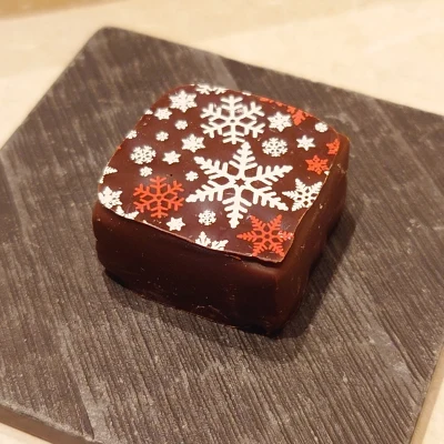 ラウンジでつまむ季節のショコラ（雪の結晶模様のチョコレート、サプライズ前のドキドキタイム）