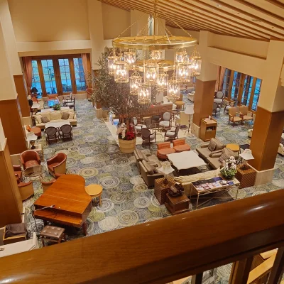 ラウンジ ミルティーユのシャンデリアとグランドピアノ　上階から見下ろすロビー