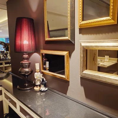 ルッチコーレ店内の装飾　ランプと額縁が並ぶ壁面　小さなシェフ人形が置かれている