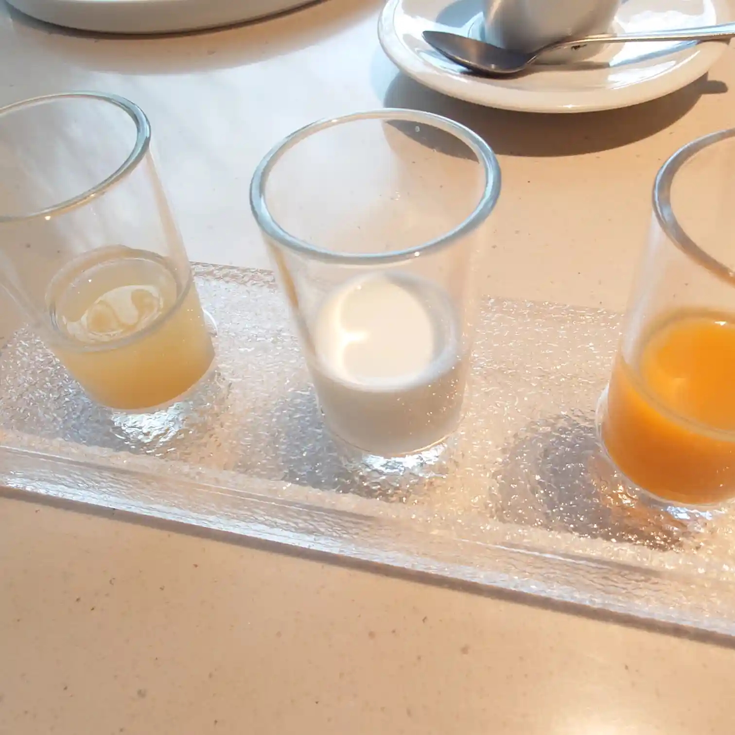 ルッチコーレ朝食のドリンク　信州りんごジュース・ミルク・季節野菜のスムージーの3種