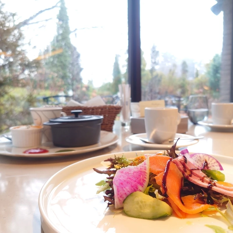 ルッチコーレ朝食の前菜盛り合わせ　スモークサーモンとハム　根菜と野菜の彩りサラダ