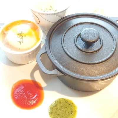 ルッチコーレ朝食の小鍋料理　2種ソース（トマト・ハーブ）と季節スープが添えられたメインプレート