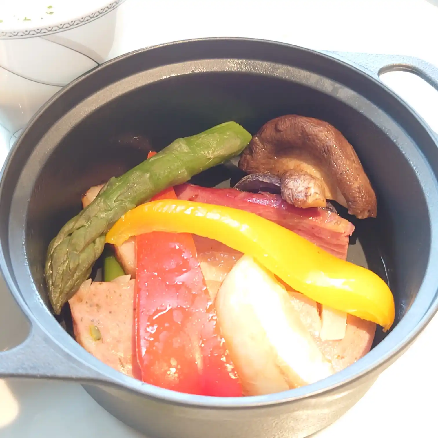 ルッチコーレ朝食の小鍋料理　温野菜とベーコン　アスパラやきのこ　パプリカの盛り合わせ