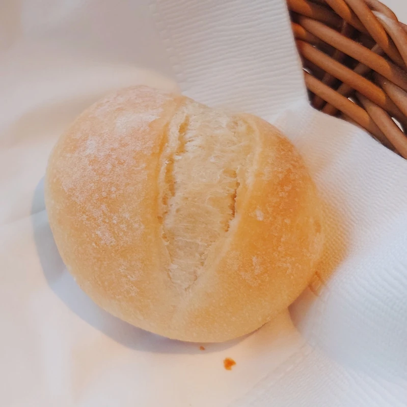 ルッチコーレ朝食の焼きたてパン　丸パンをおかわりした一皿