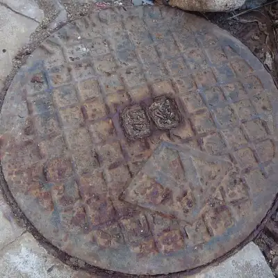 庭にある錆びた汚水桝のマンホール