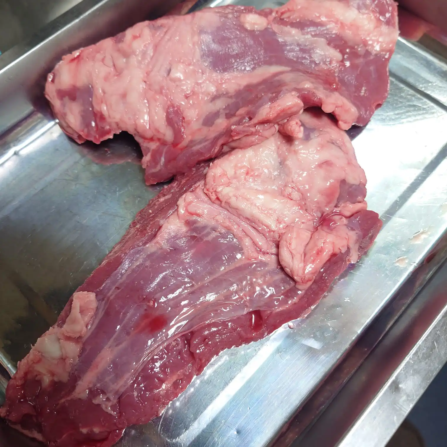 コストコのリブロースキャップ（リブキャップ）を開封した状態　脂の多いかぶり肉の塊をトレーに出したところ