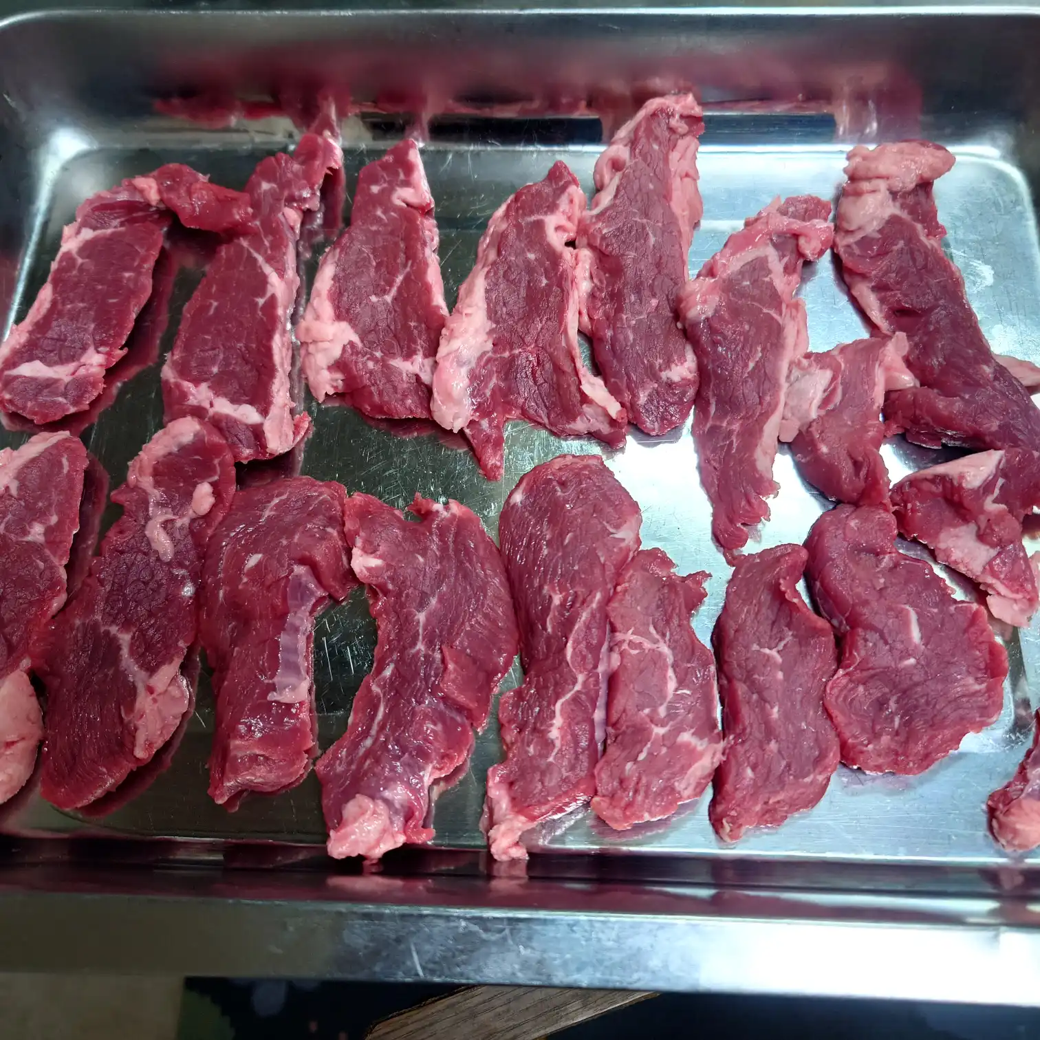 コストコのリブキャップ（かぶり）を食べやすい厚さにスライスしてバットに並べた状態　焼く前の下準備