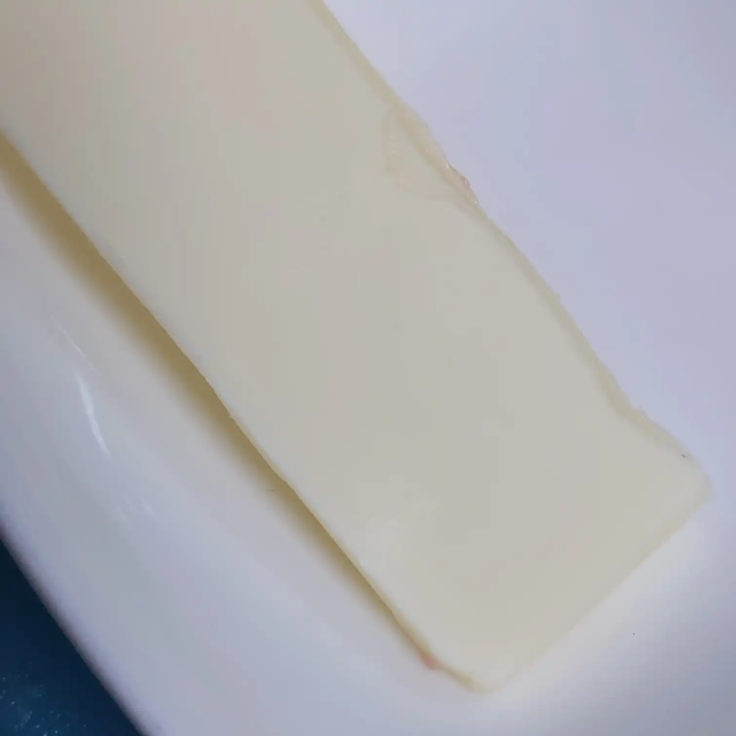 追いバター用に切り分けたバター　フライパンに入れる前の一切れ