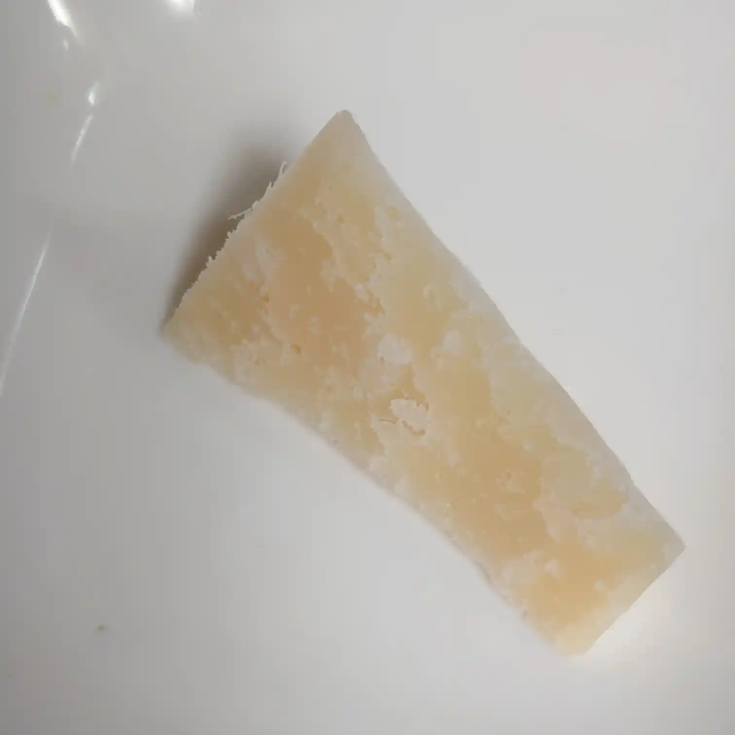 タリアータの仕上げに使うパルミジャーノ・レッジャーノの一片　削る前のチーズのかけら