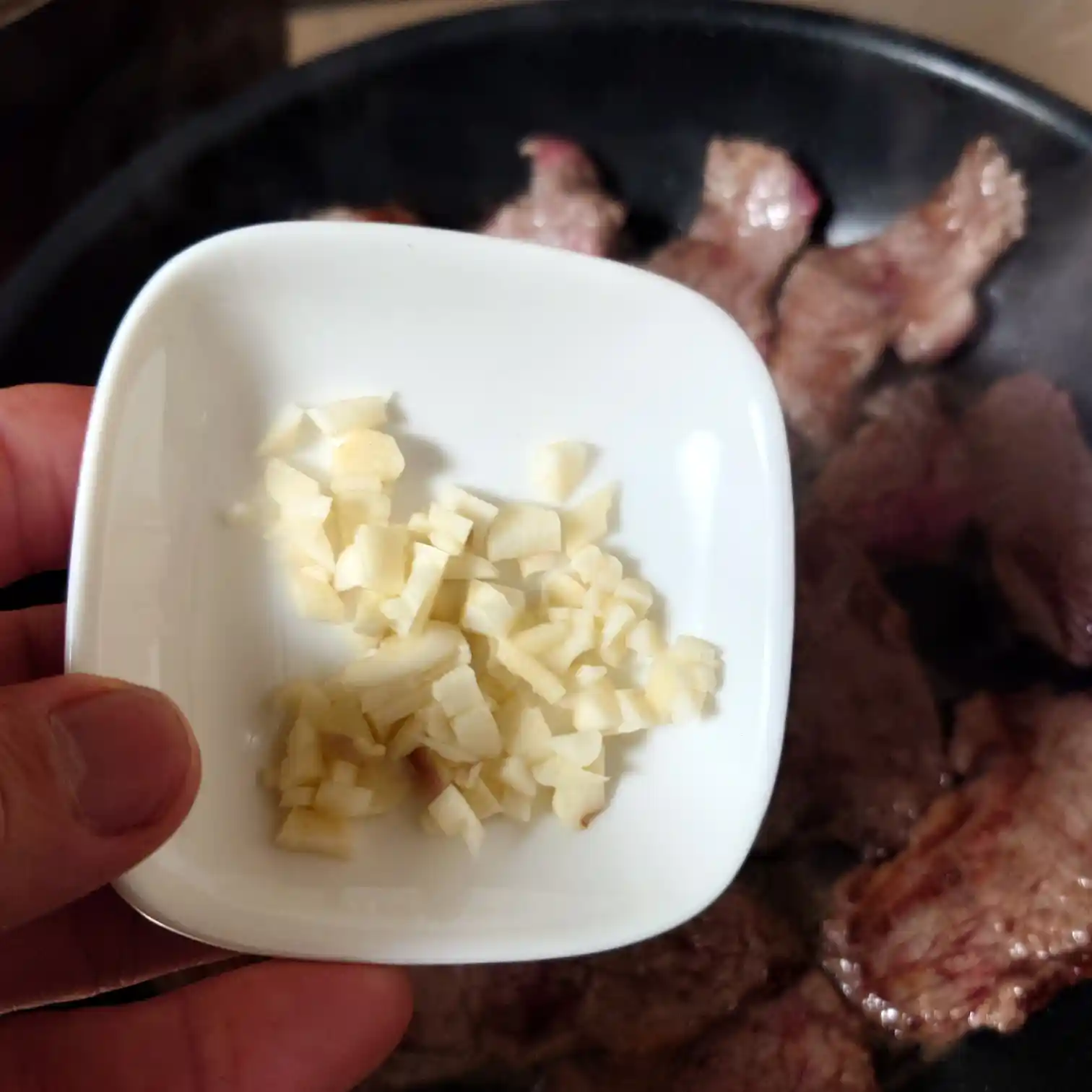 追いバターの後に刻みニンニクを入れる直前　焼いたリブキャップに香りを重ねる工程