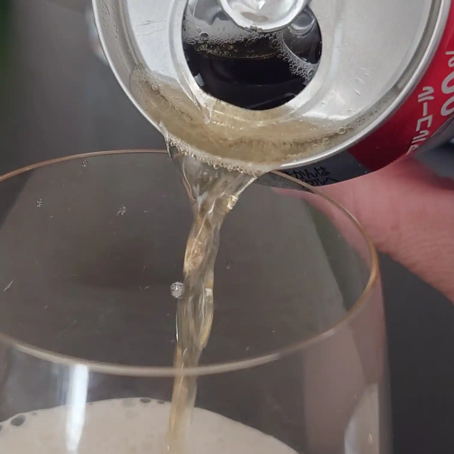 ワイングラスにドライゼロを注ぐ瞬間　禁酒中でも気分が上がる演出