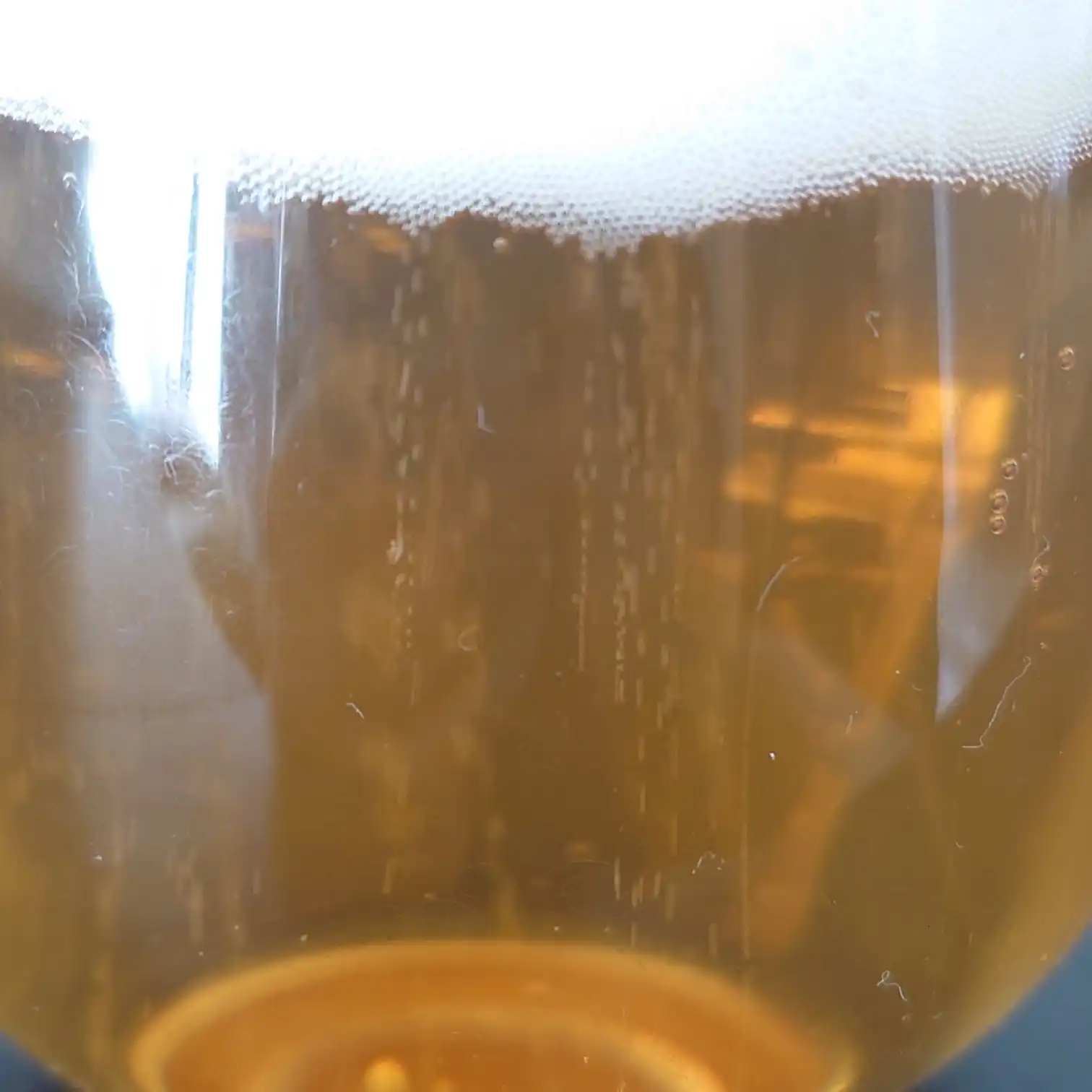 アサヒ ドライゼロのパッケージ正面　シャープなデザインが目に入る