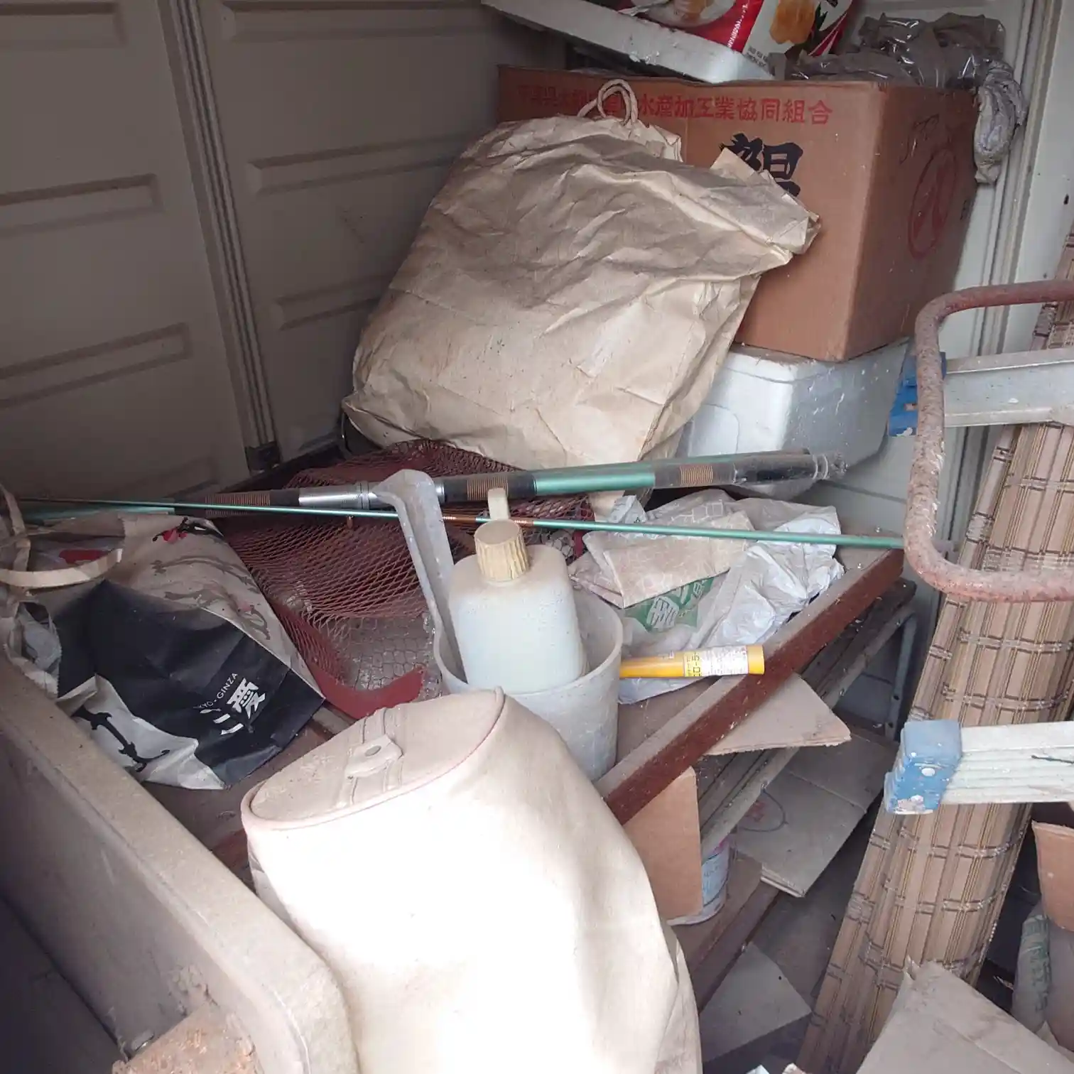 実家の奥の部屋の扉を開けた様子