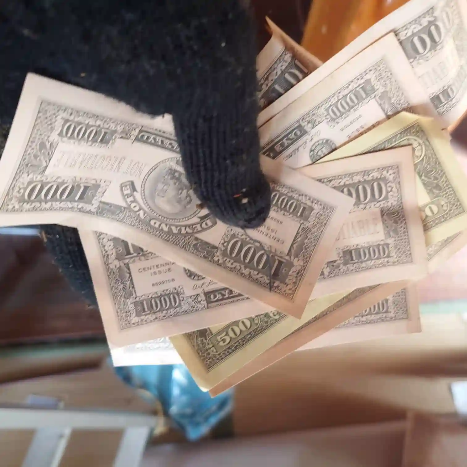 遺品整理で見つけた思い出の人生ゲームのお金