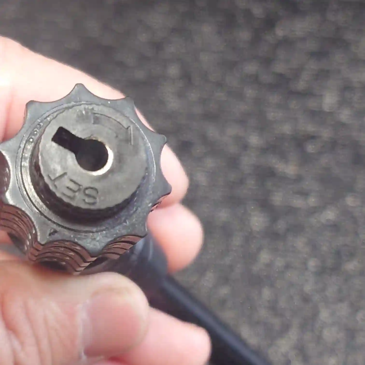 ダイヤル式ワイヤーロックの差し込み口アップ　鍵穴形状と「SET」刻印が見える