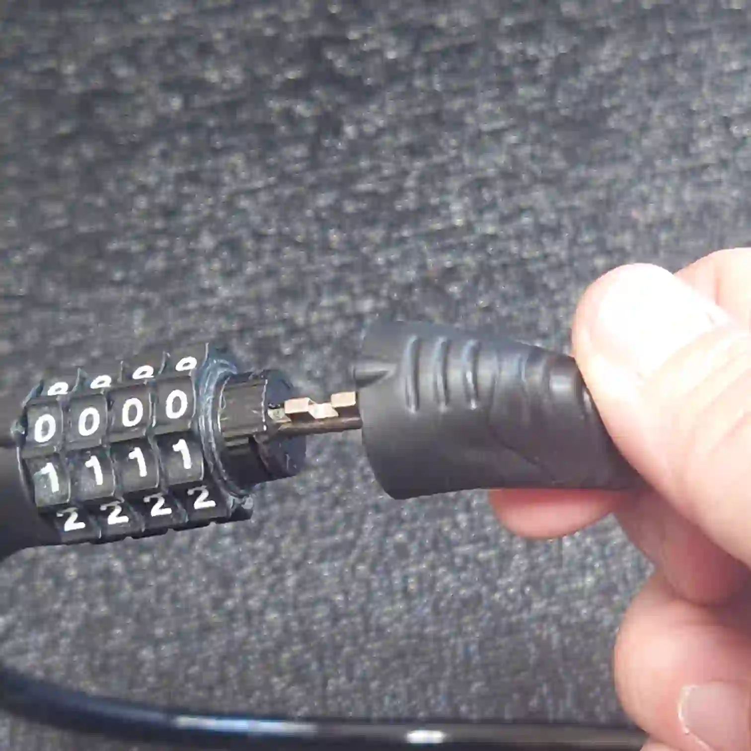 ダイヤル式ワイヤーロック｜ダイヤルを0000に合わせて解除した先端のアップ