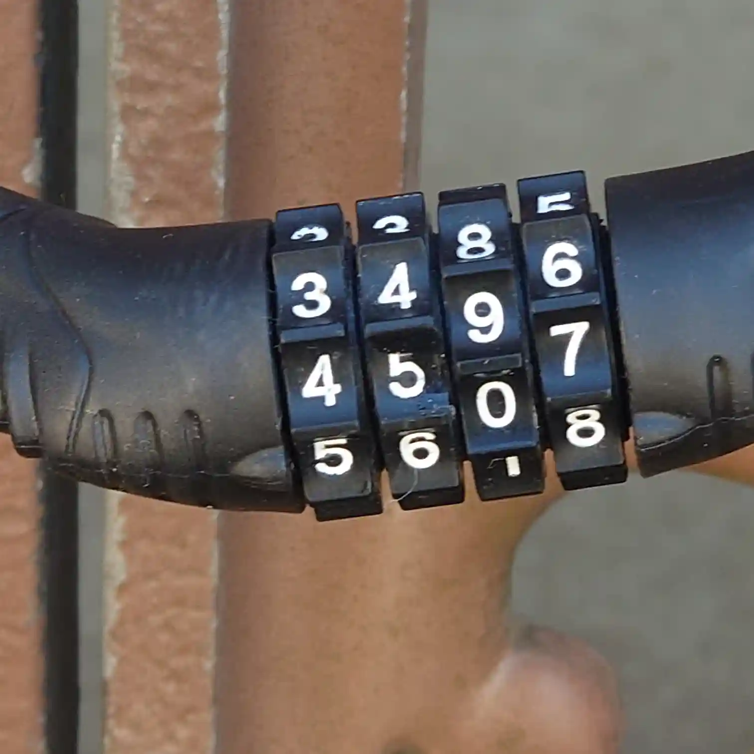 門扉に取り付けたダイヤル式ワイヤーロック　暗証番号ダイヤル部分のアップ