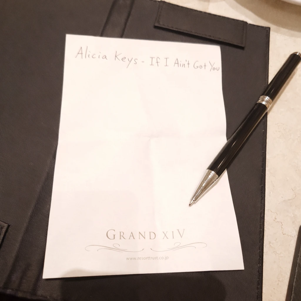 ラウンジ「ミルティーユ」で生演奏のサプライズリクエストを渡す（Alicia Keys “If I Ain’t Got You”と書いたメモ、GRAND XIVの用紙とペン）