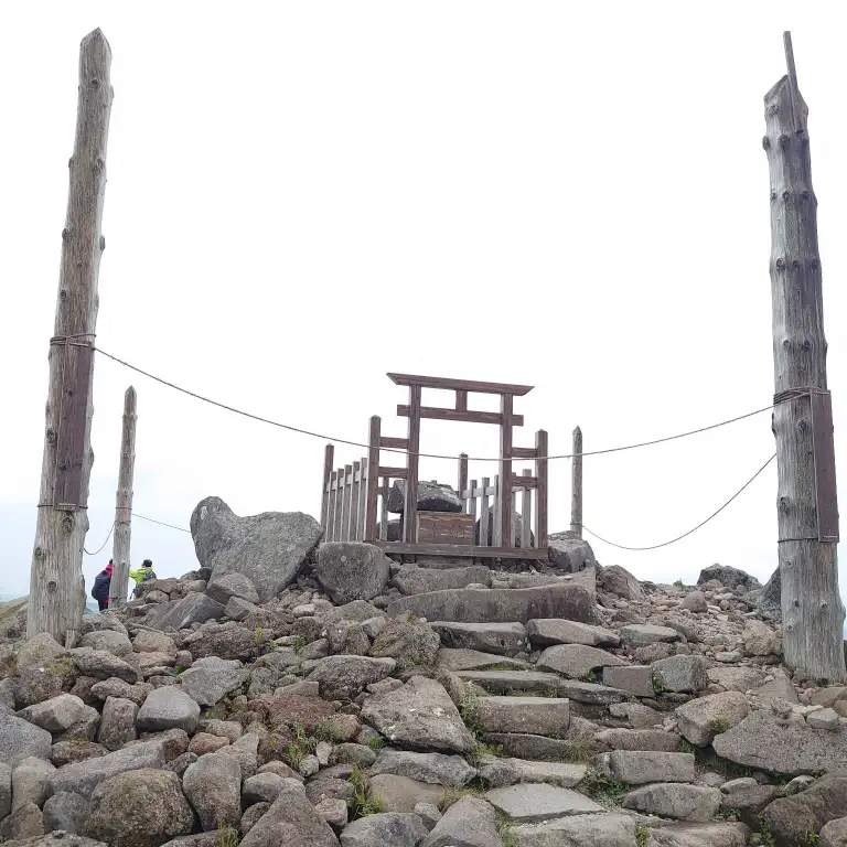 霧ヶ峰の車山山頂。岩場の上に建つ車山神社の祠と木の鳥居