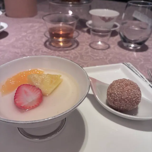 杏仁豆腐と胡麻団子