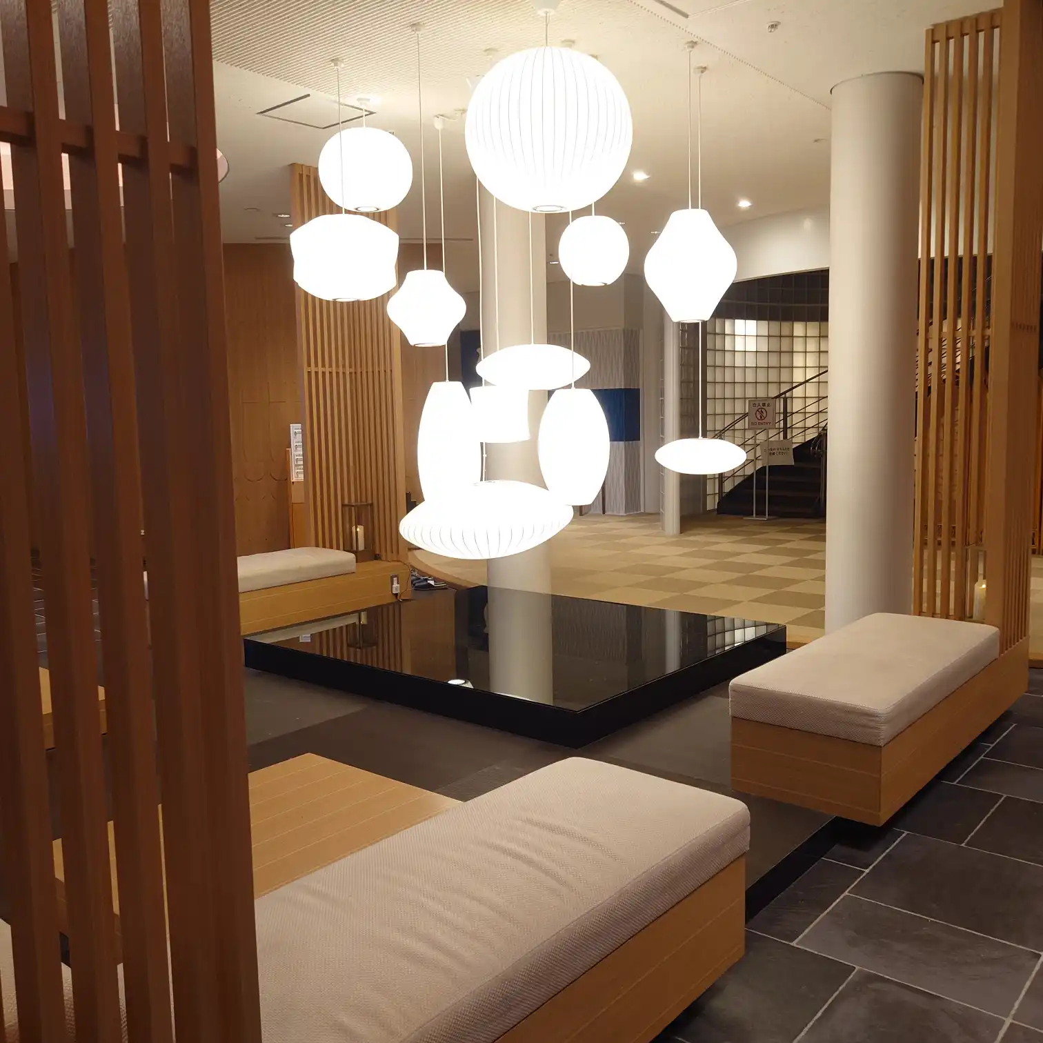 静かなラウンジ