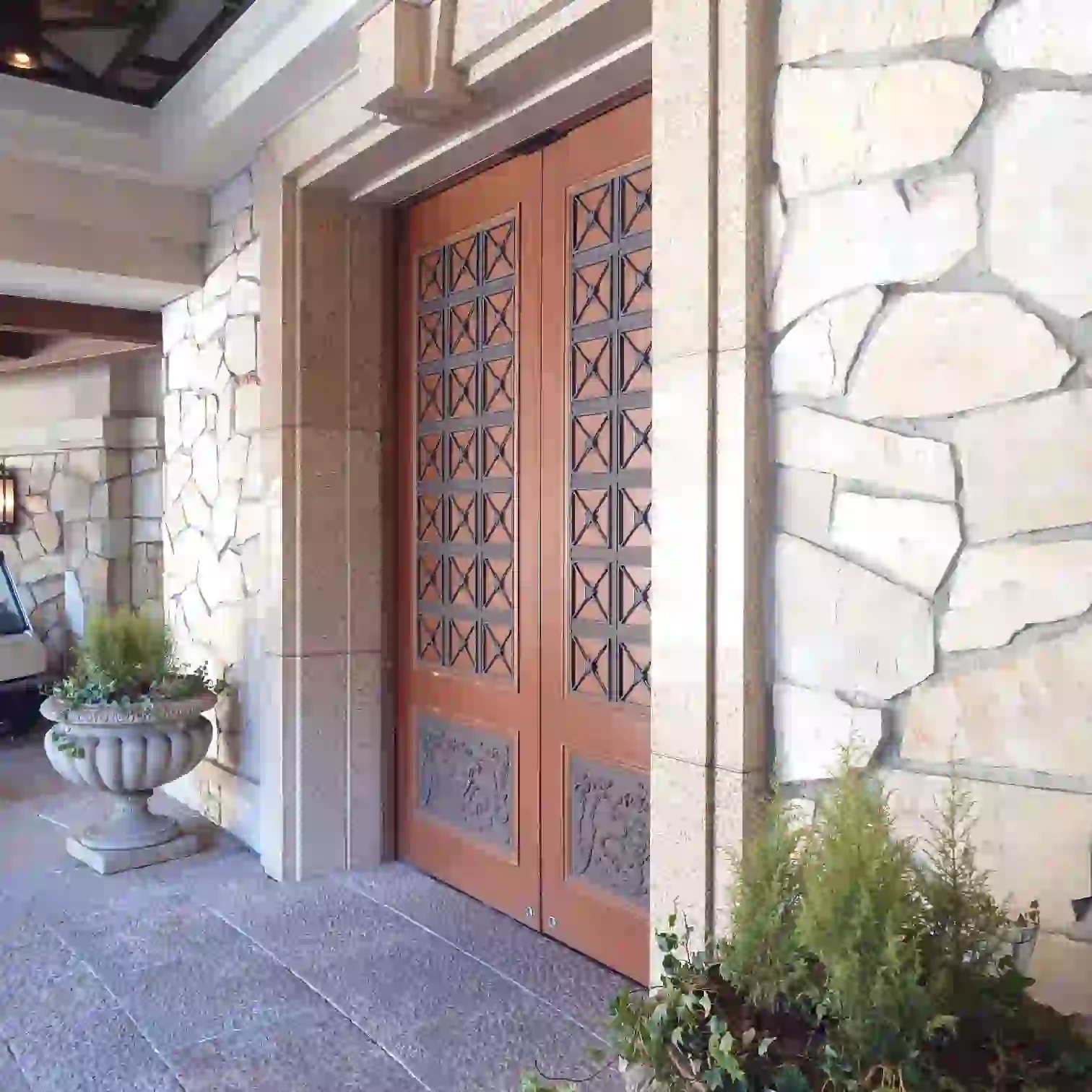 サンクチュアリ・ヴィラ 建物入り口の扉