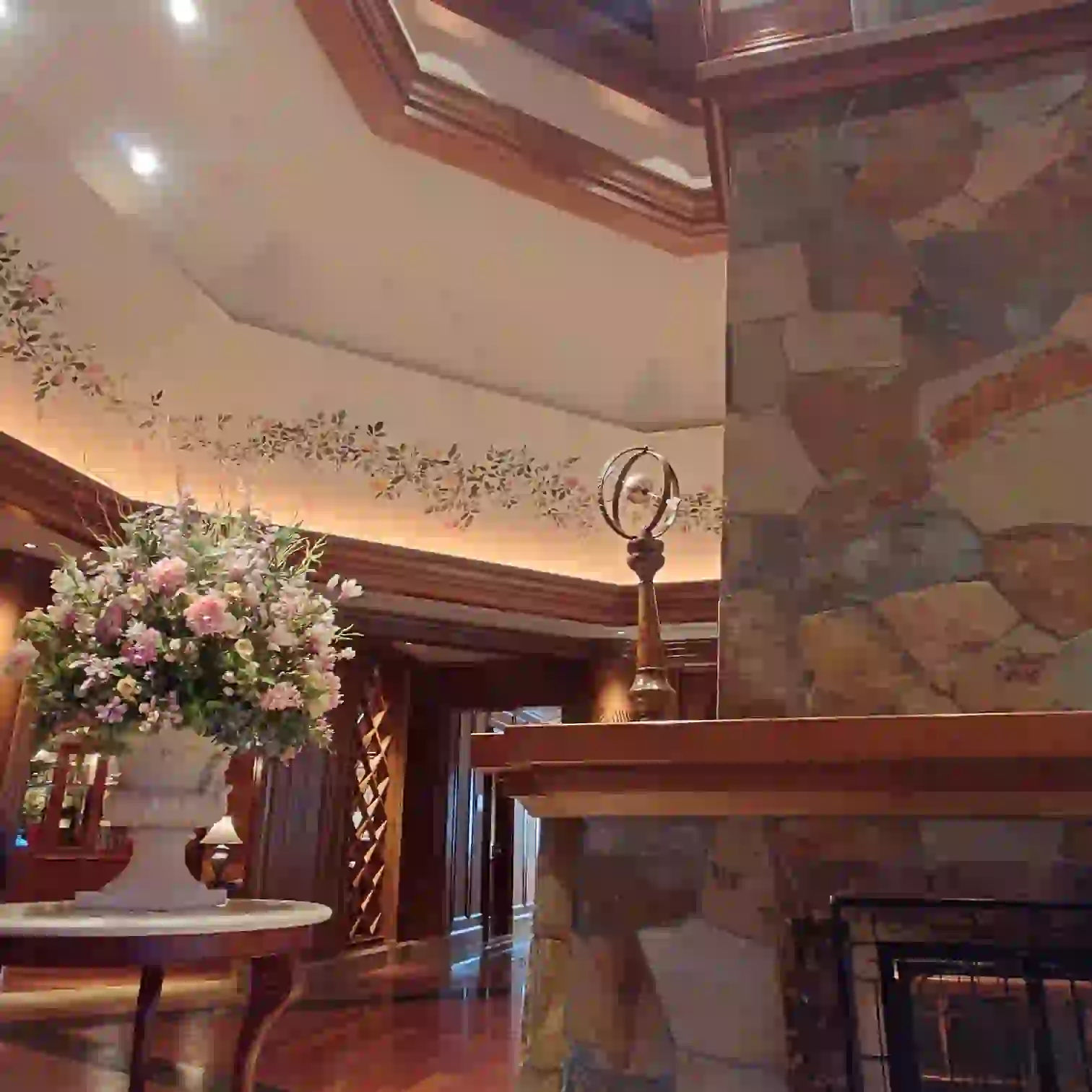 サロンの巨大な暖炉と花