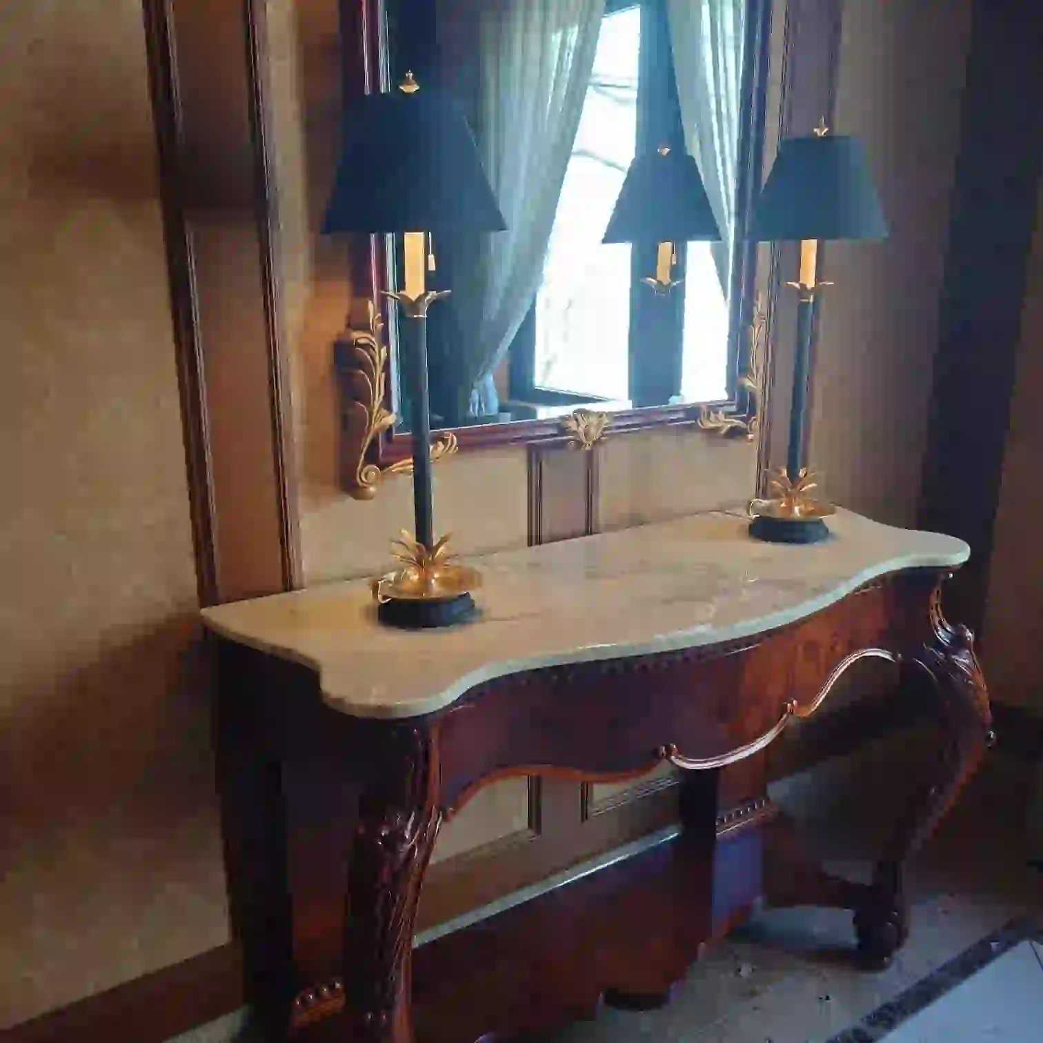 美しい鏡台とランプ