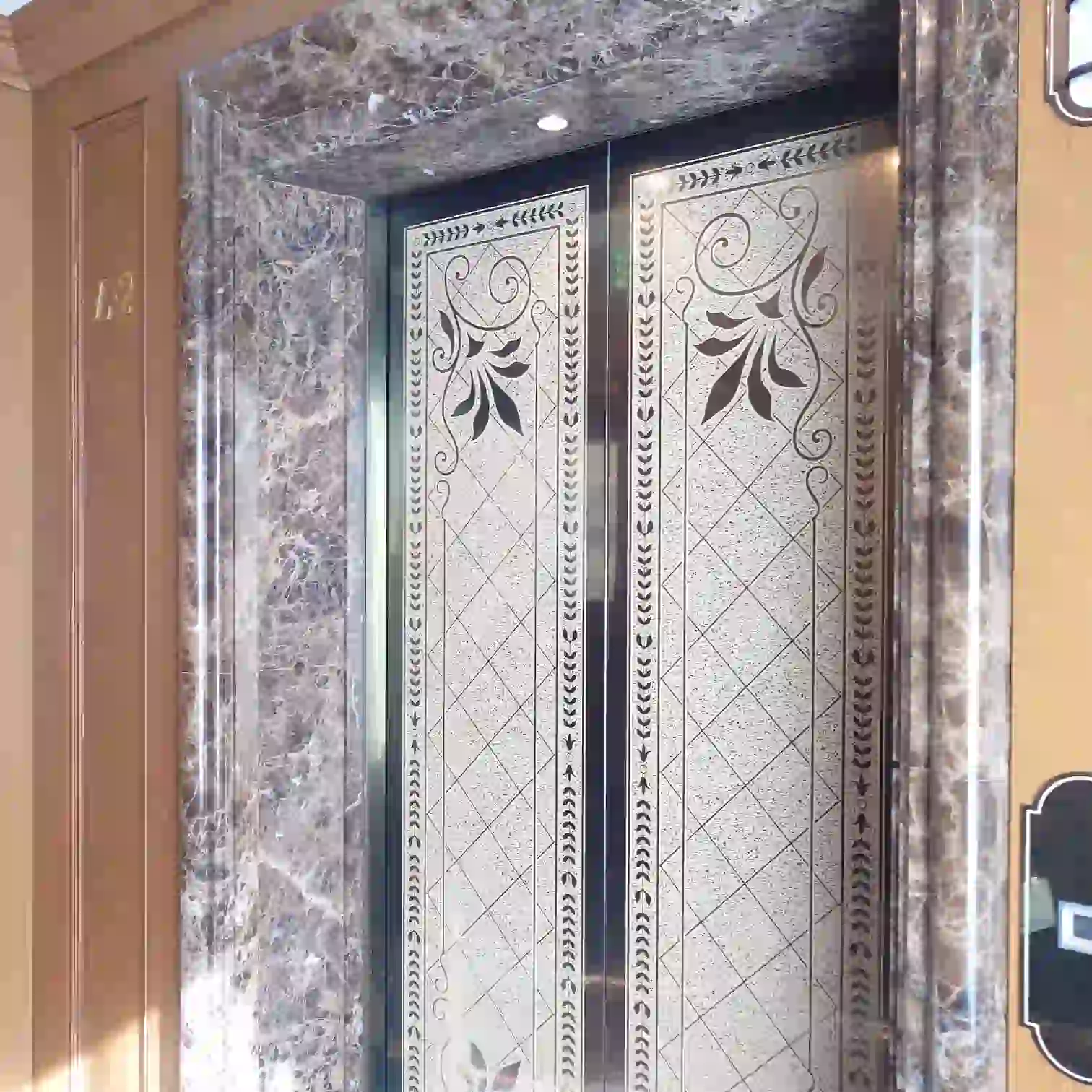 大理石のエレベーター