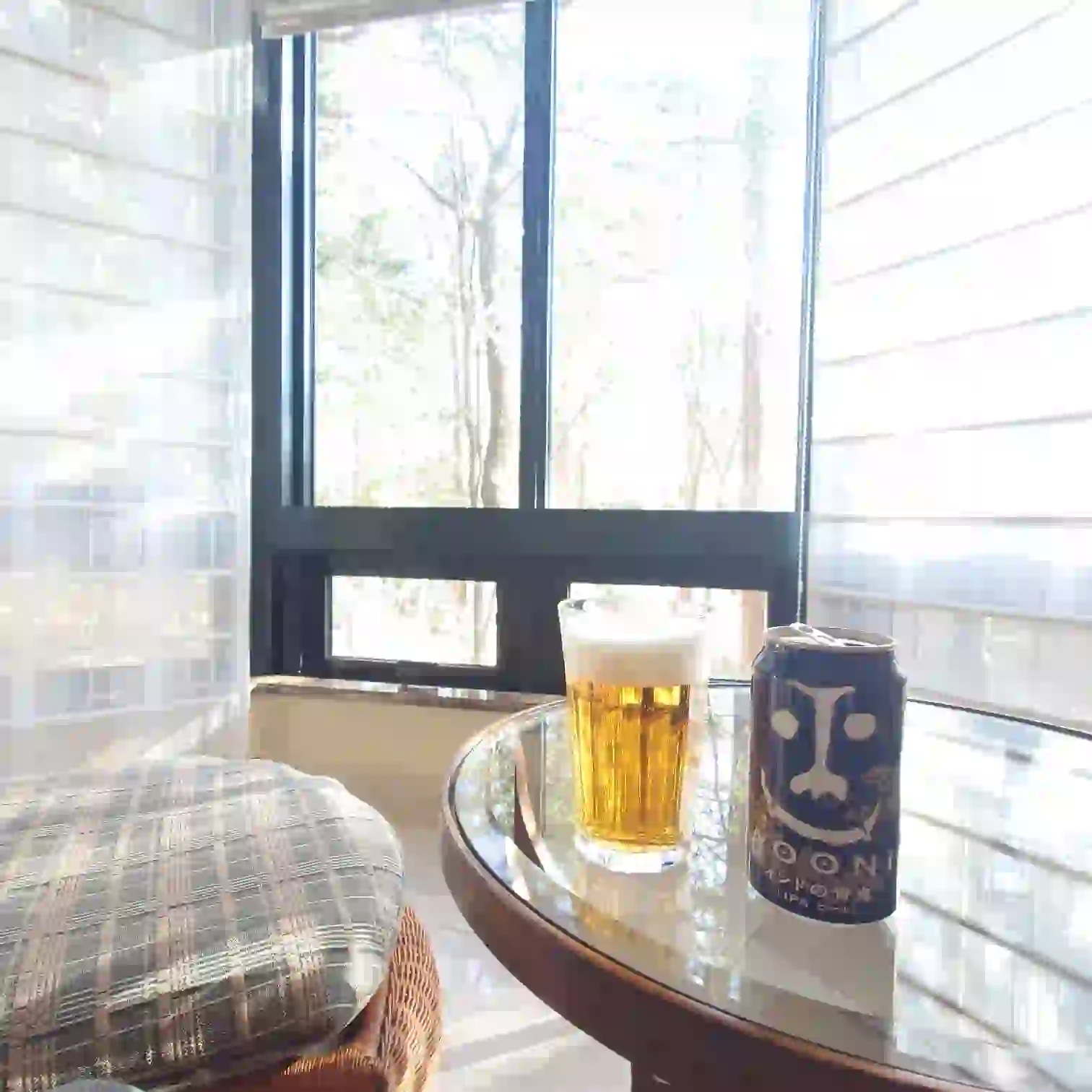窓辺でビール