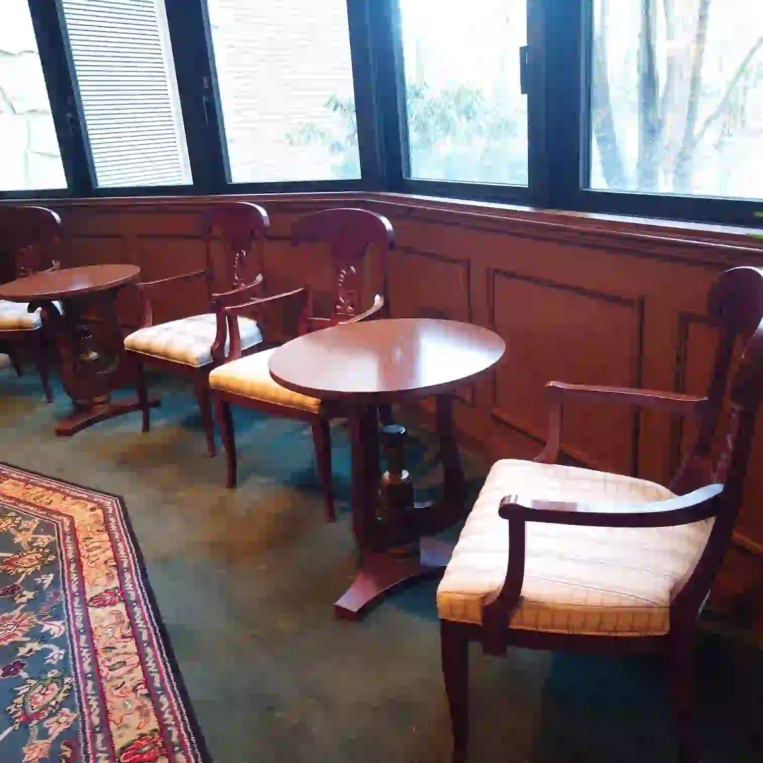 廊下の曲線とチェア