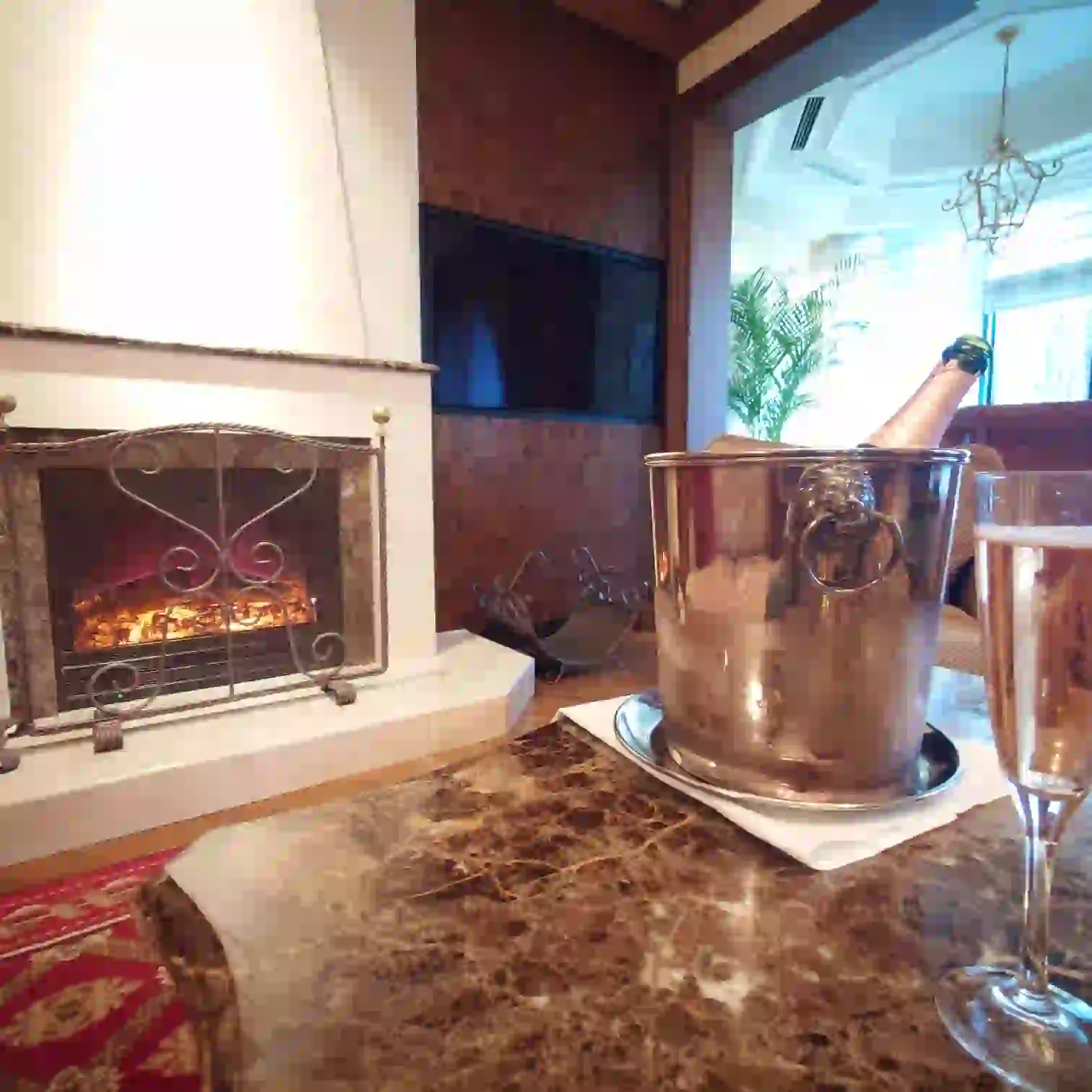 暖炉とシャンパン