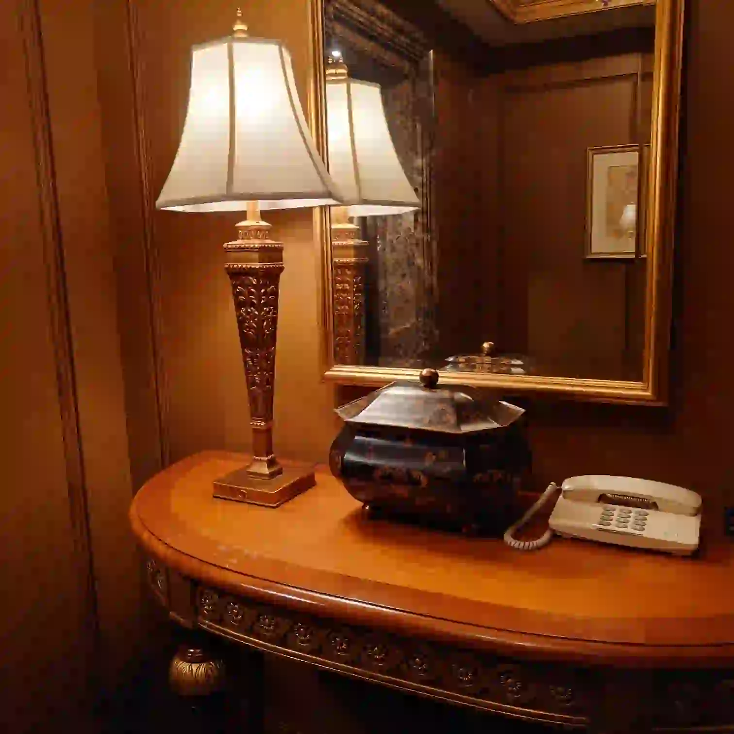 不思議な形の物入れ