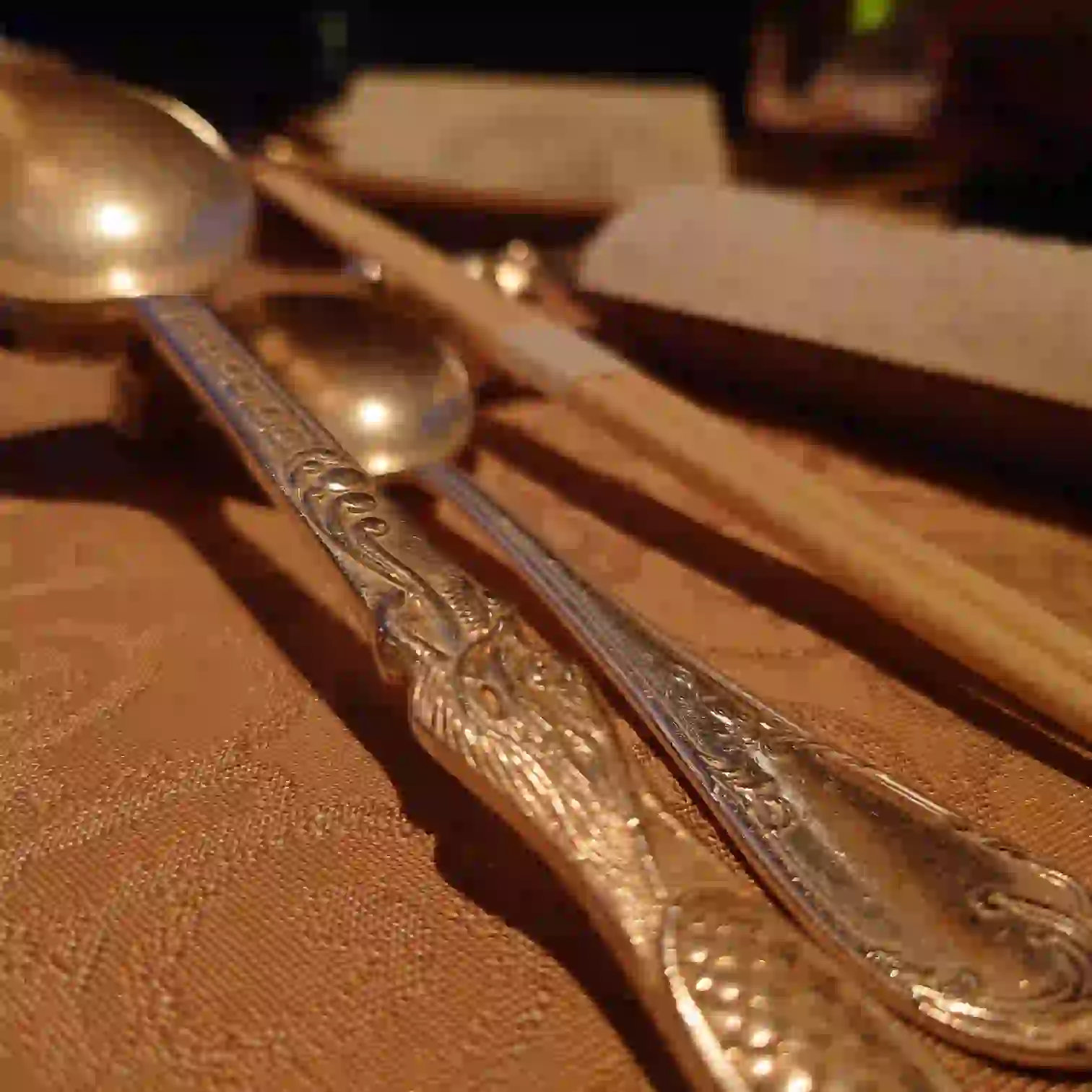 エレガントなカトラリーと箸