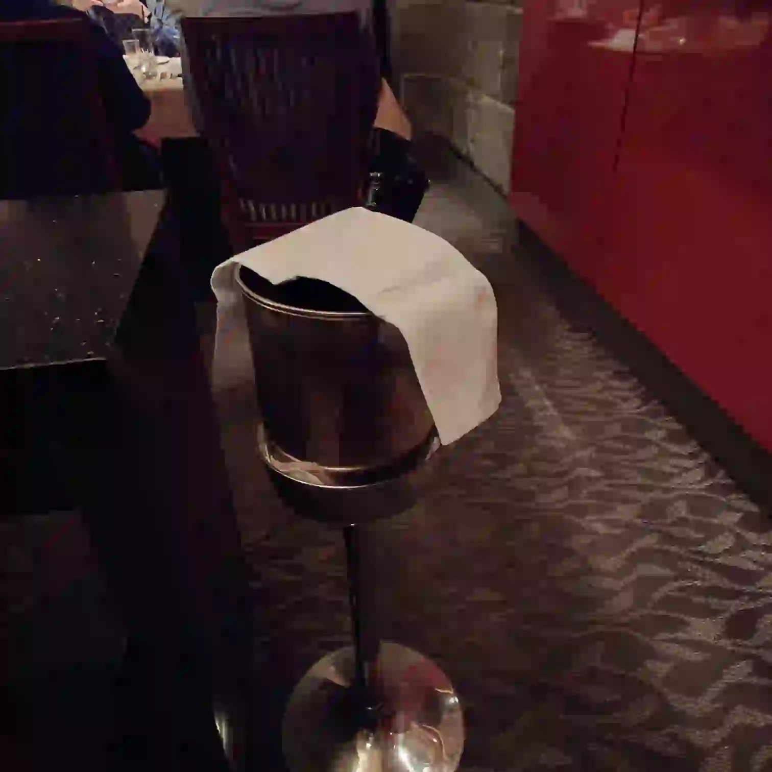 アイスペールに冷やされたボトル