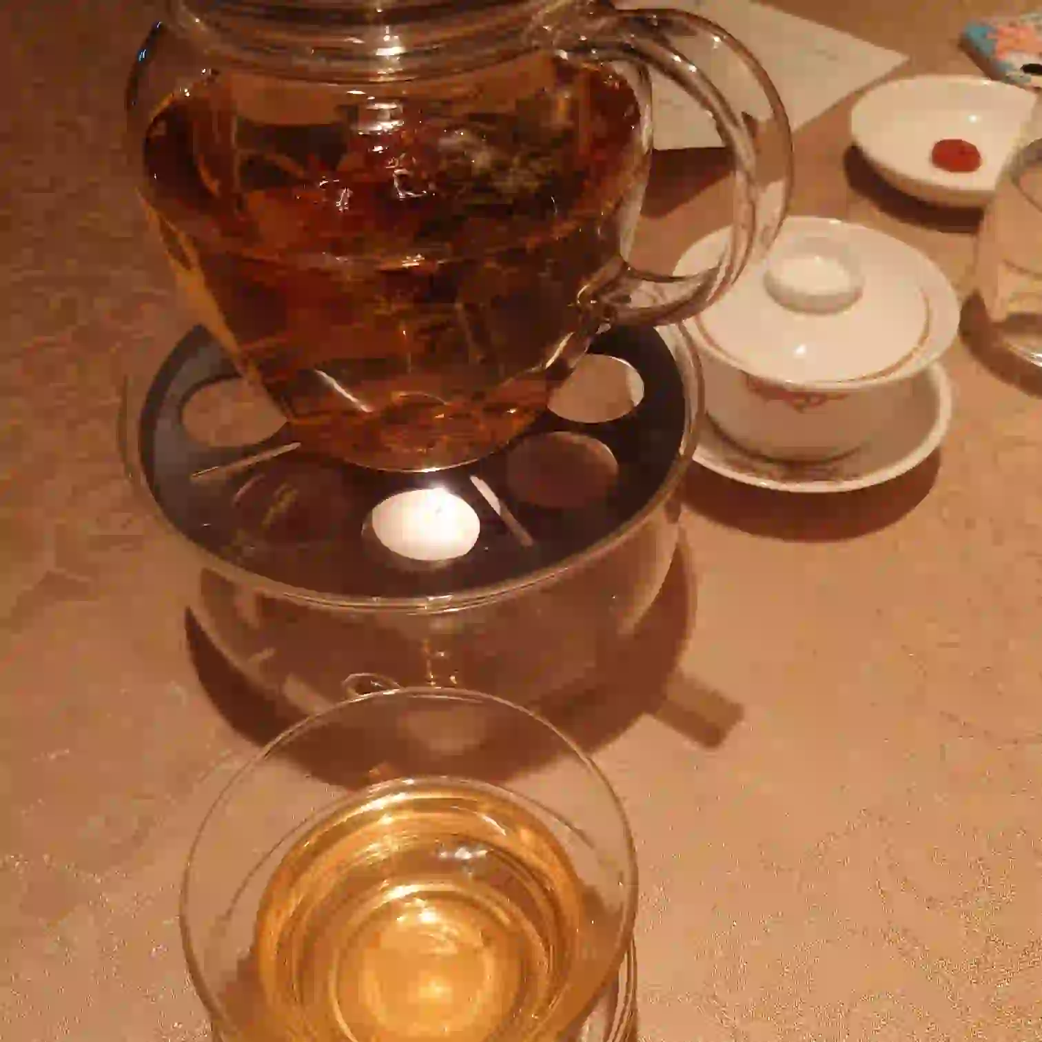 工芸茶を注いだグラス