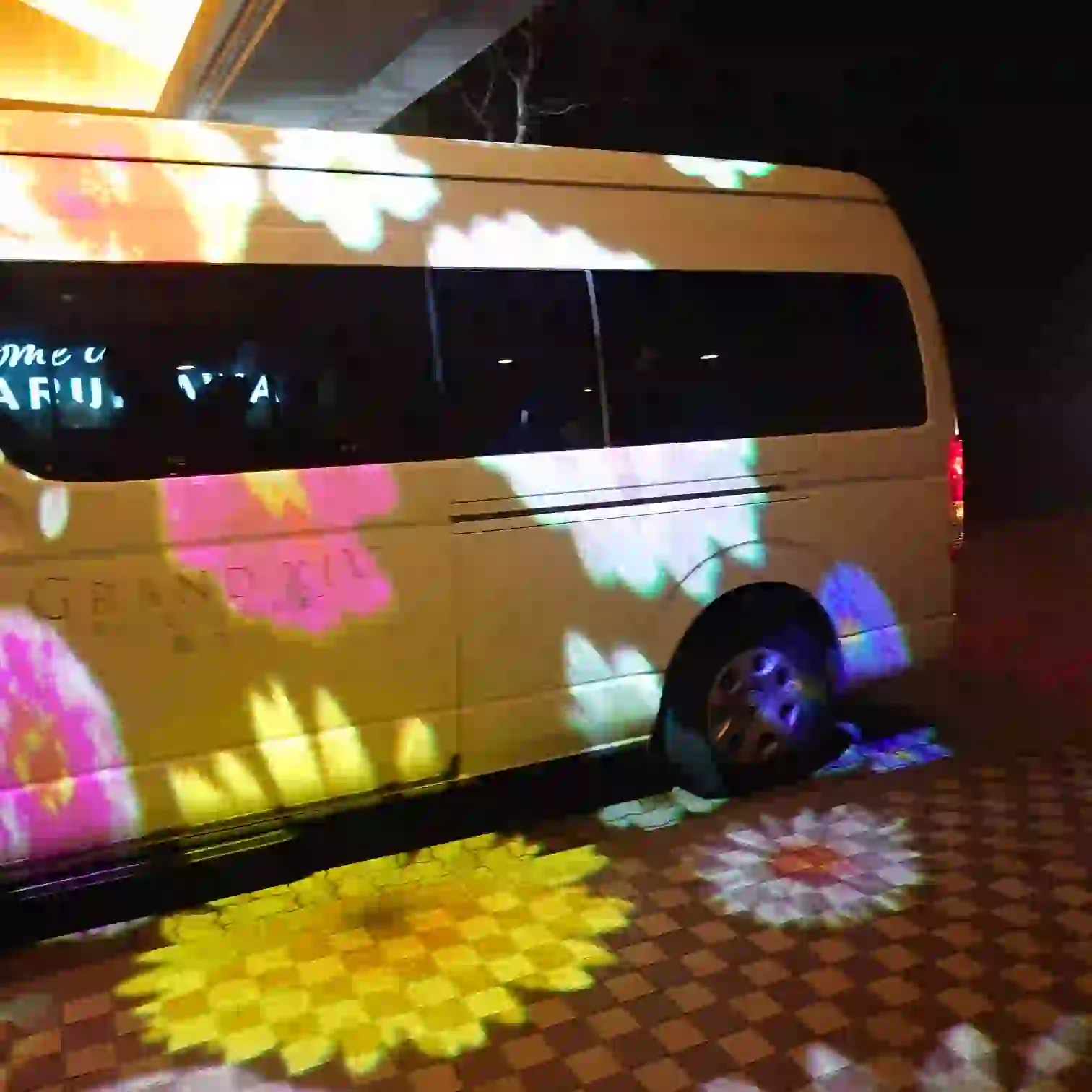 ライトアップされたシャトルバス