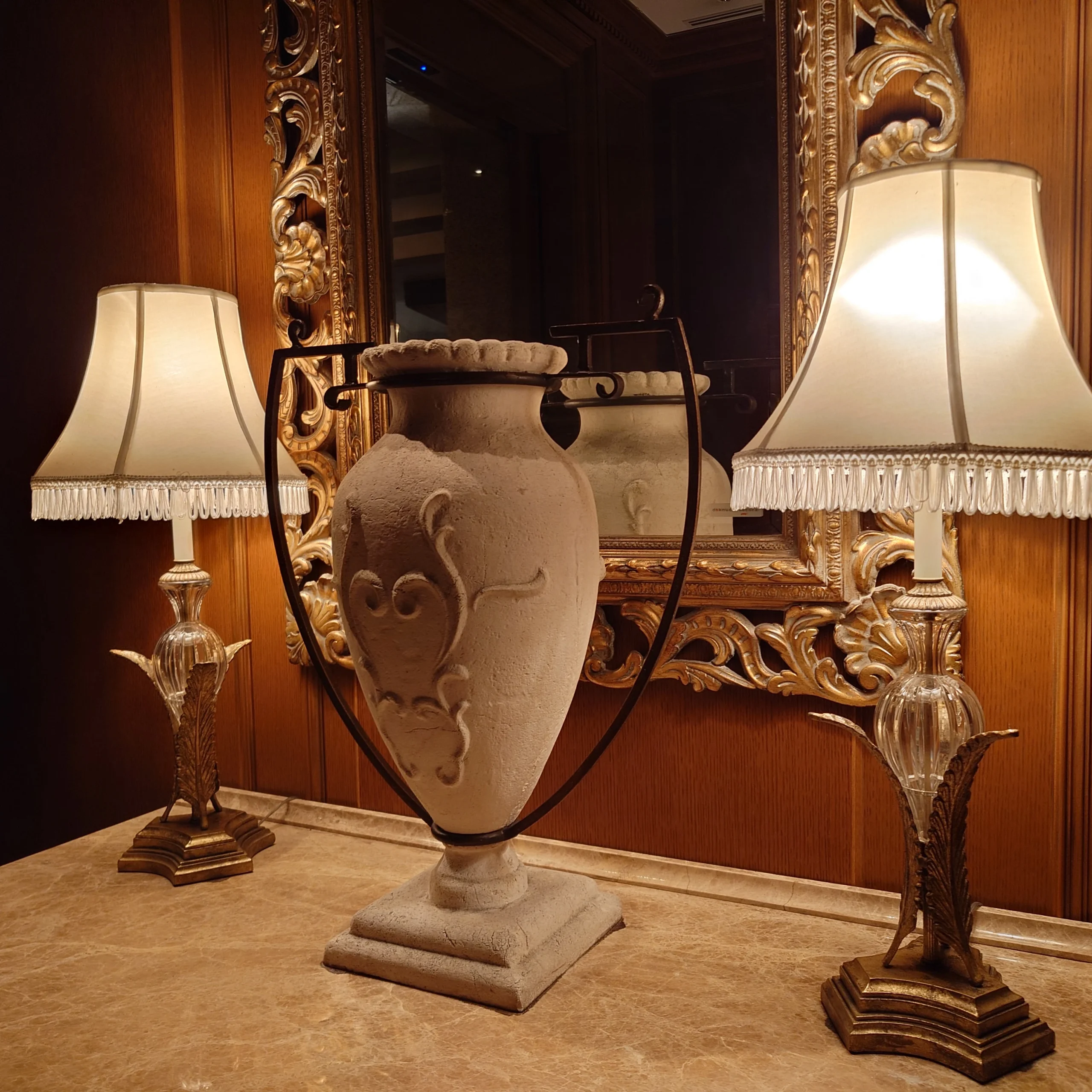 白い壺とランプ