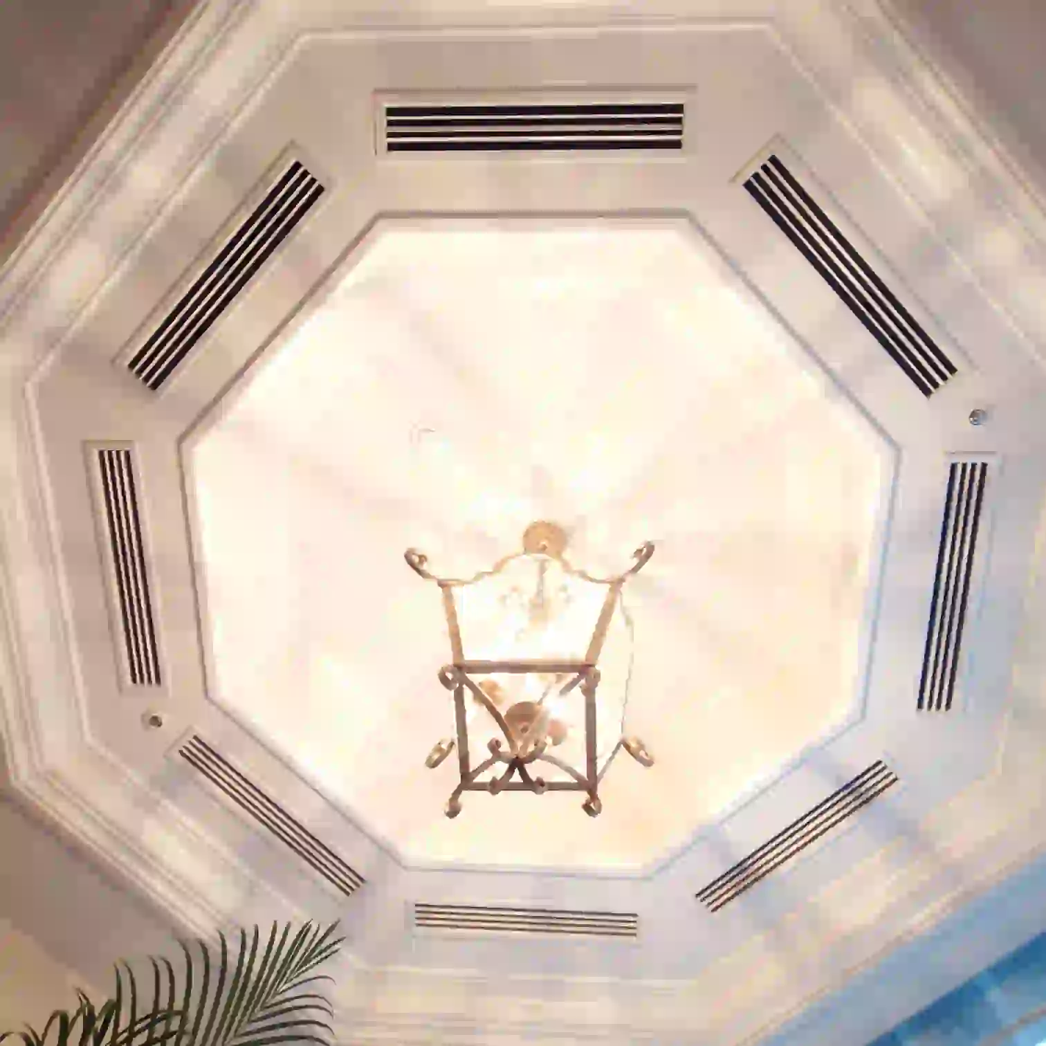 コンサバトリーのブラインドと光