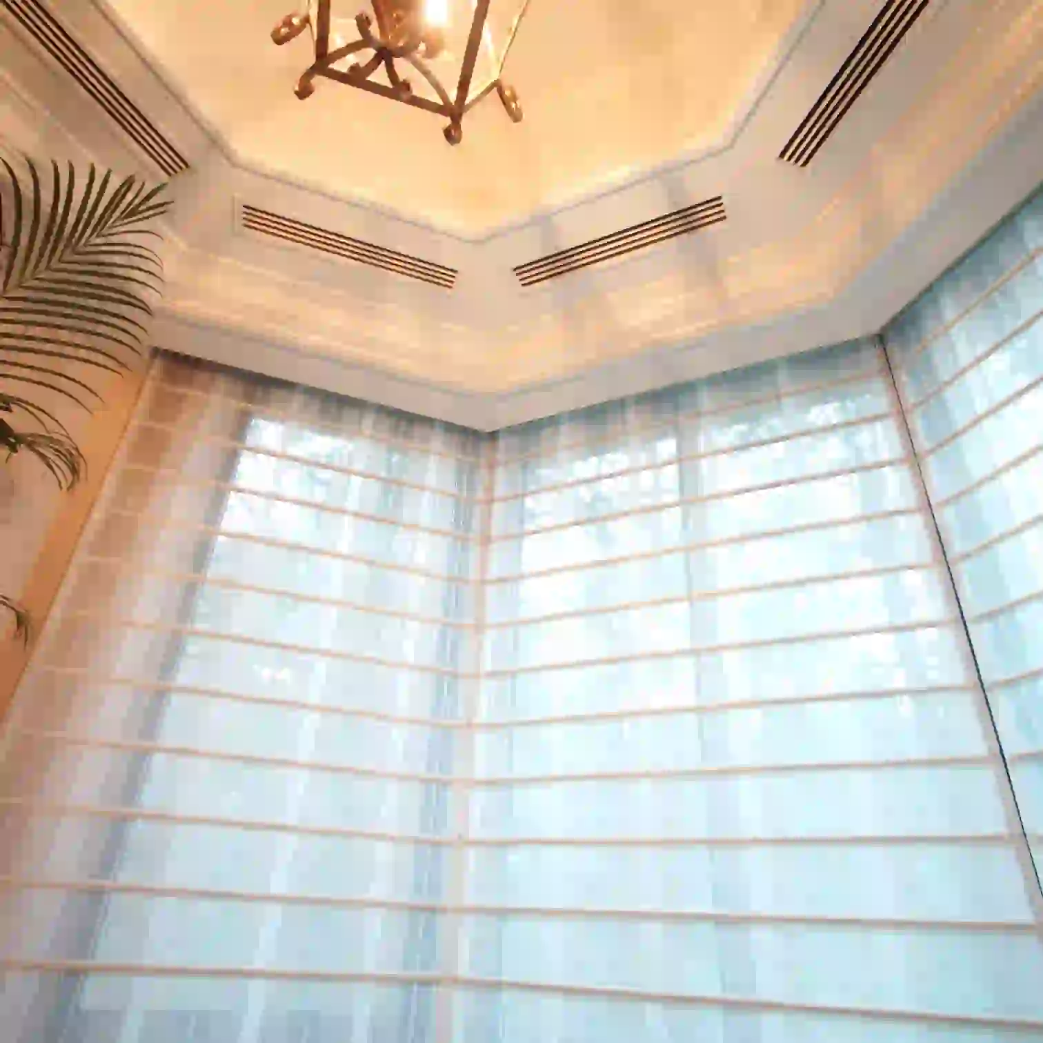 八角形の天井とシャンデリア