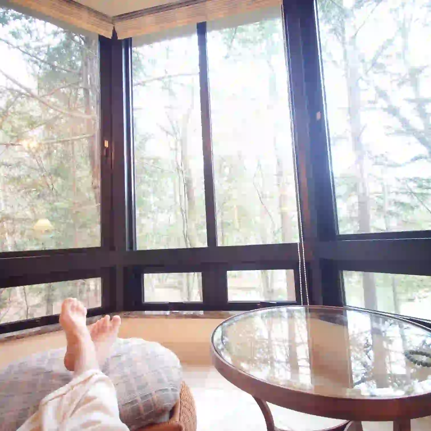 コンサバトリーでくつろぐ足元