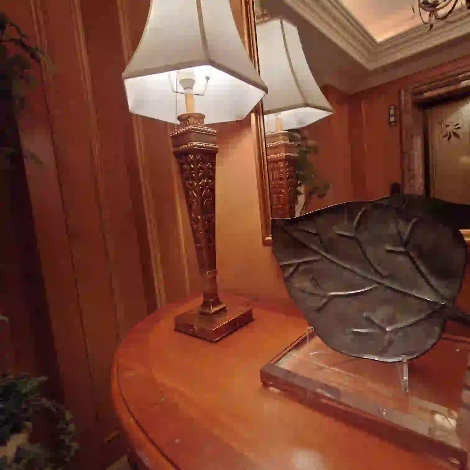 コンソールテーブルと葉のアート