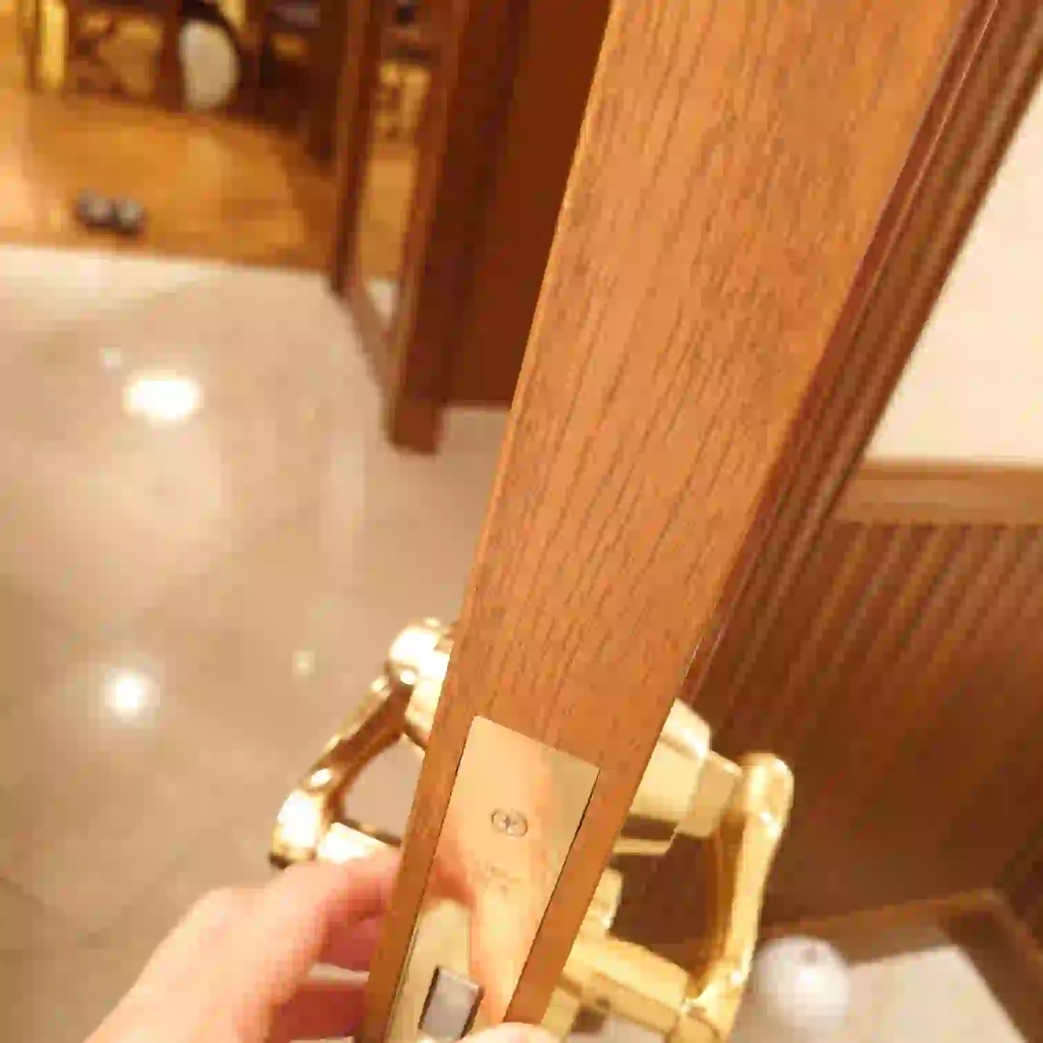 1104号室の重厚なドア