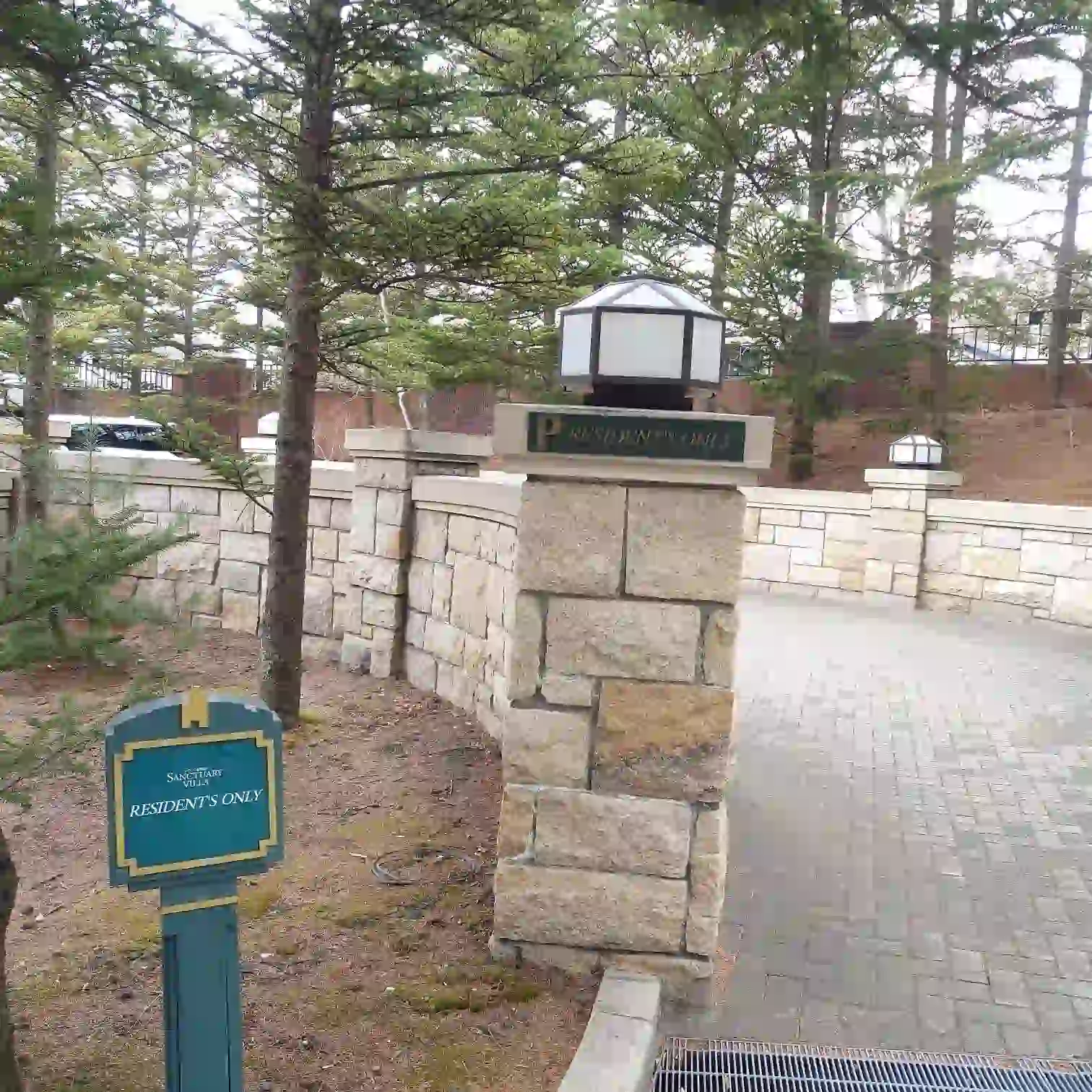 RESIDENTS ONLYの看板