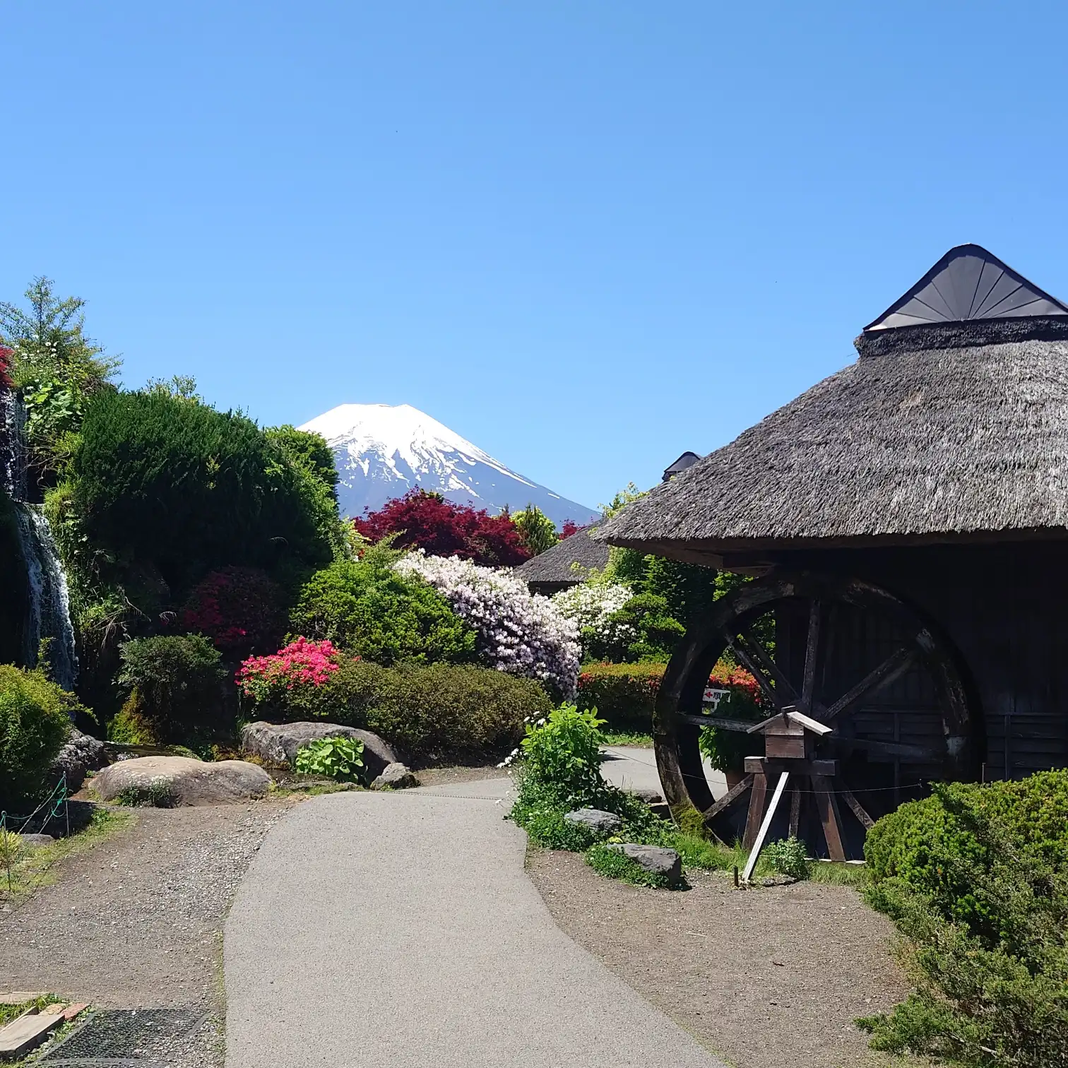 水車小屋と富士山の絶景