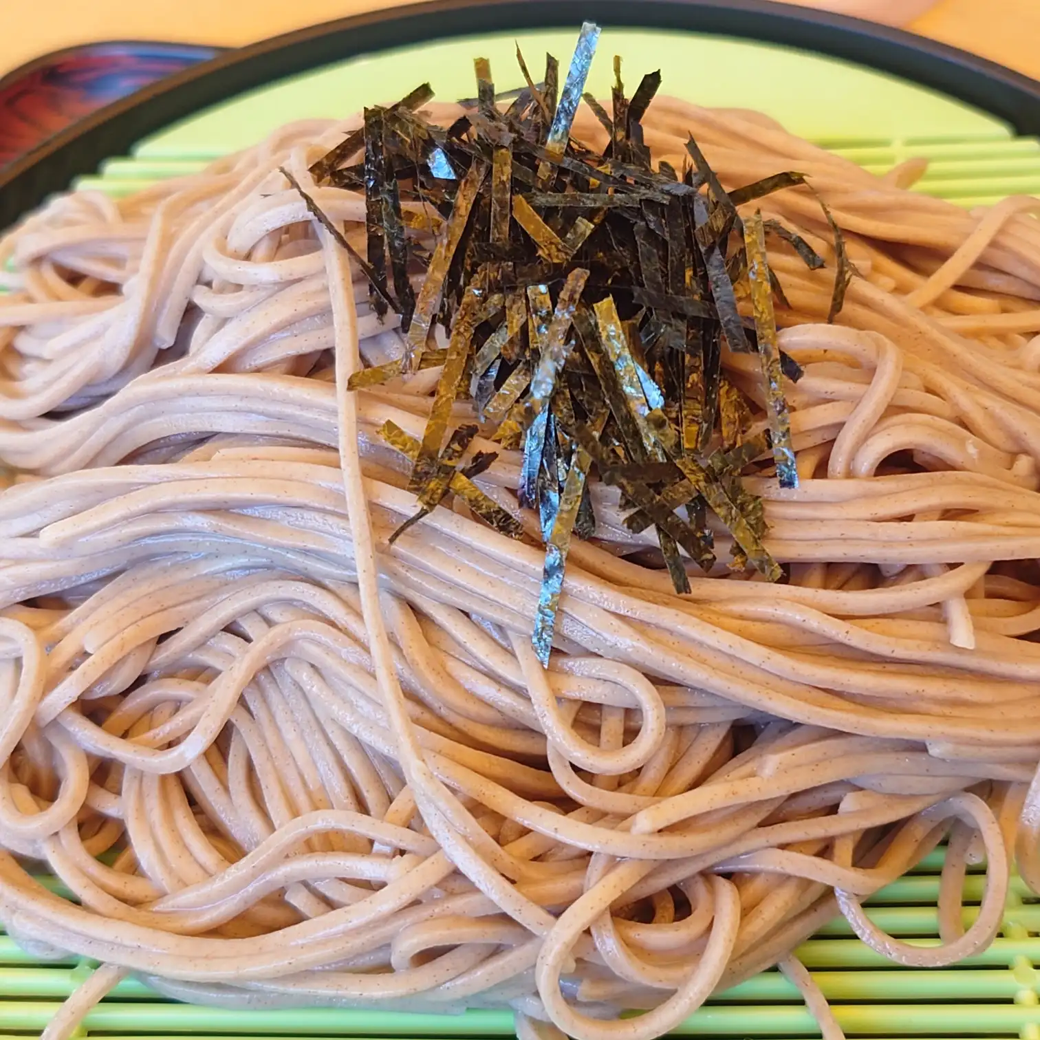 忍野八海を思わせるザルに盛られた冷たいお蕎麦